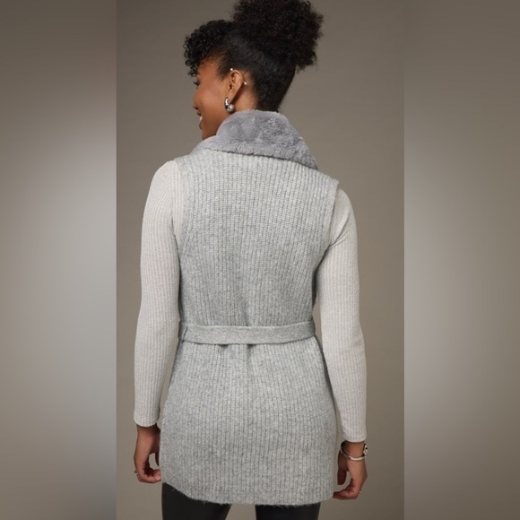 Francesca's  Gray Knit Julia Sleeveless Faux Fur Collar Cardigan Vest Medium - Picture 2 of 11